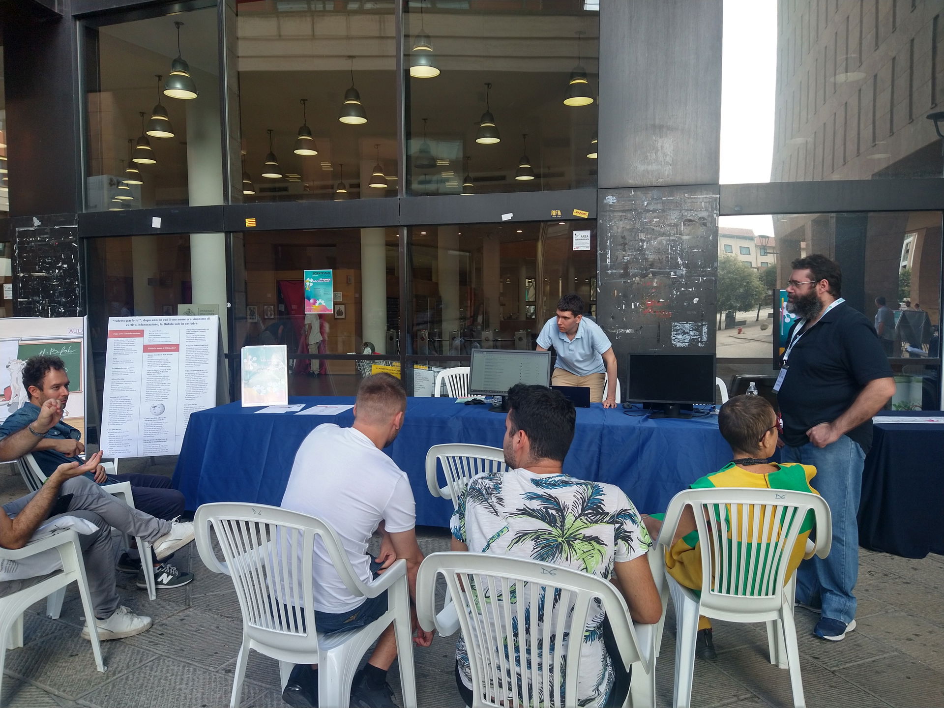 Camillo spiega Wikidata ad un gruppo di studenti