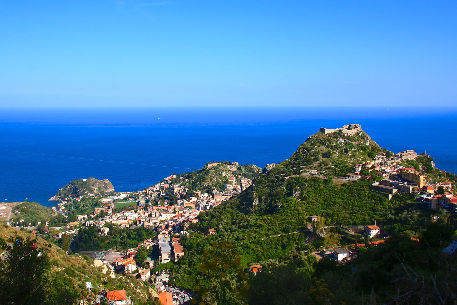 Montée à Castelmora avec son château et panorama

Vues panorami…
