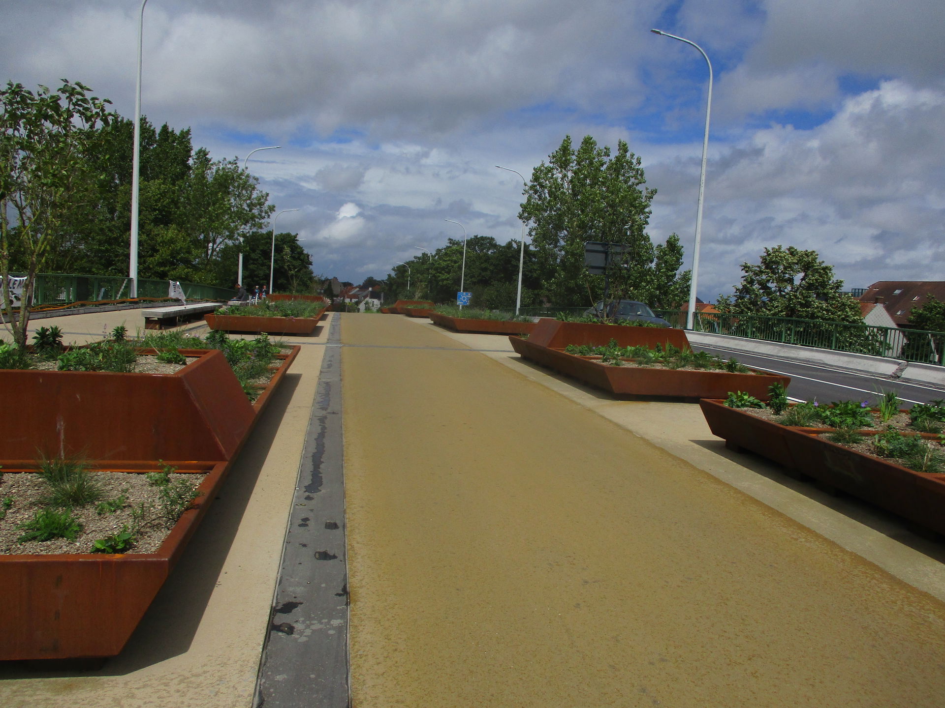 De gerenoveerde brug - over Kanaal Roeselare-Leie - richting no…