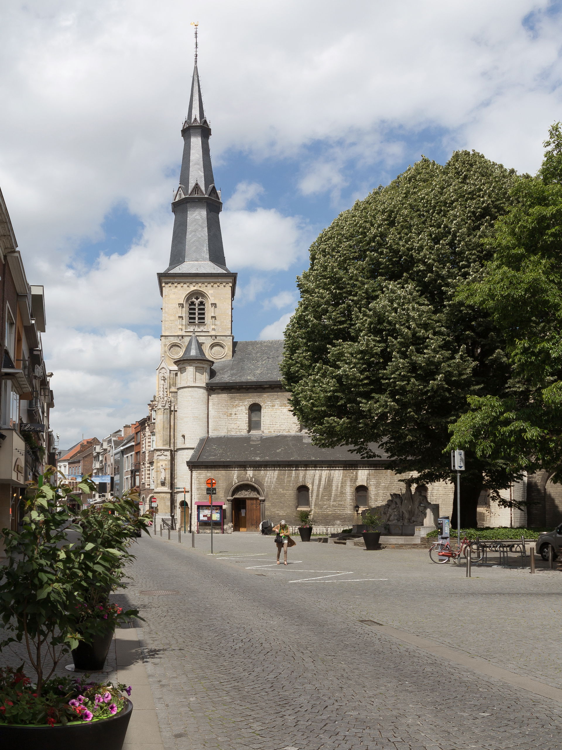 Sint Truiden, church: parochiekerk Sint-Maarten in the street