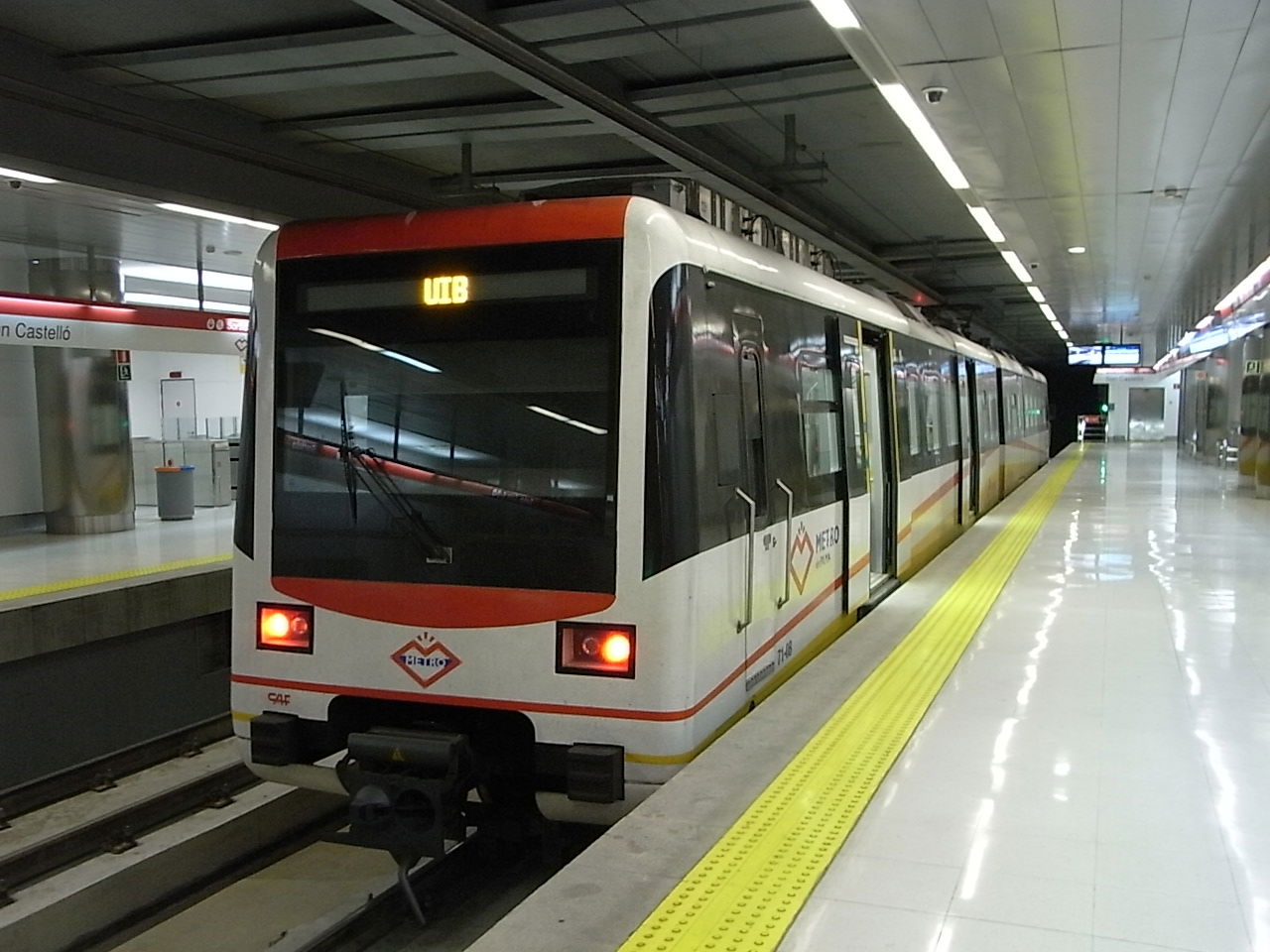 U-Bahnhof Son Castelló in Palma (Mallorca), Zug in Richtung Uni…