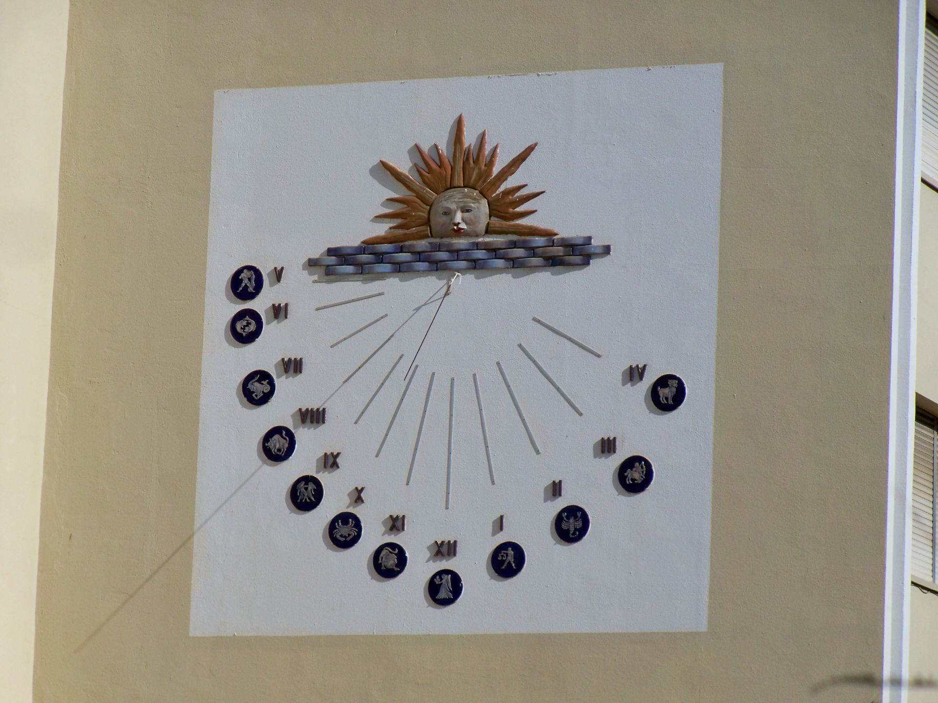 Reloj de sol en una de las fachadas del instituto de educación …