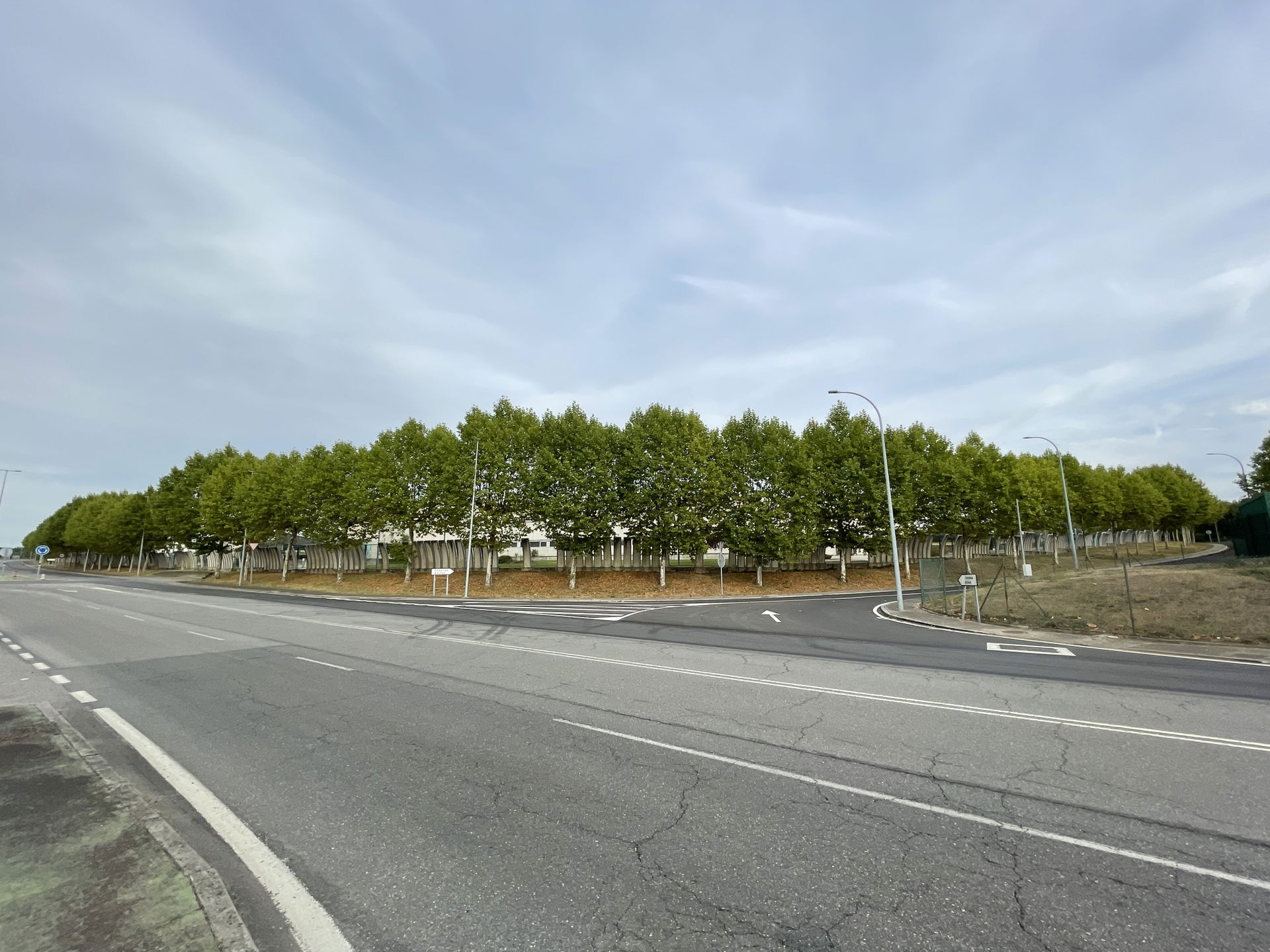 Rúa do Polígono Industrial de San Cibrao das Viñas con vía dobr…