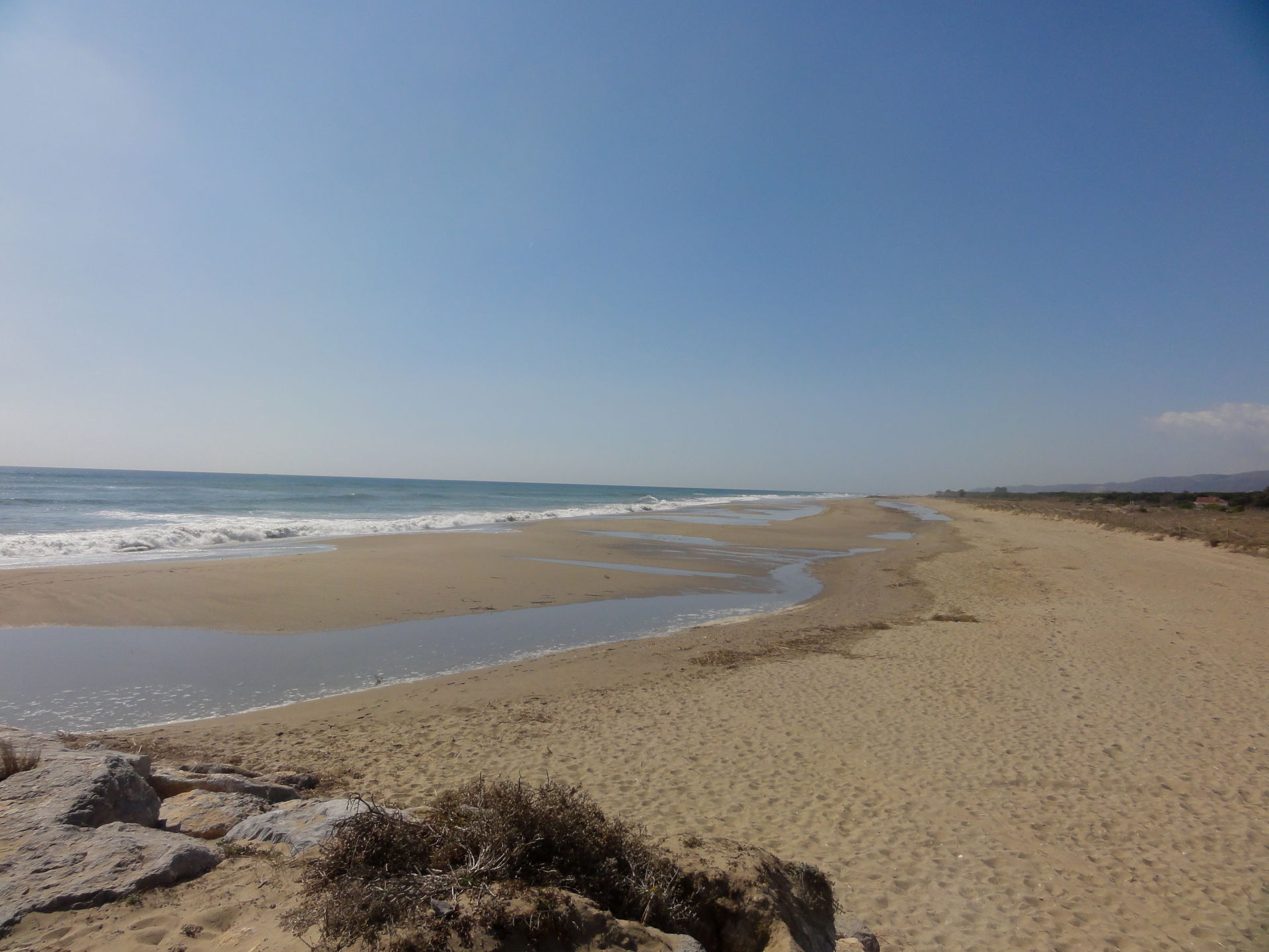 This is a a photo of a beach in Catalonia, Spain, with id: