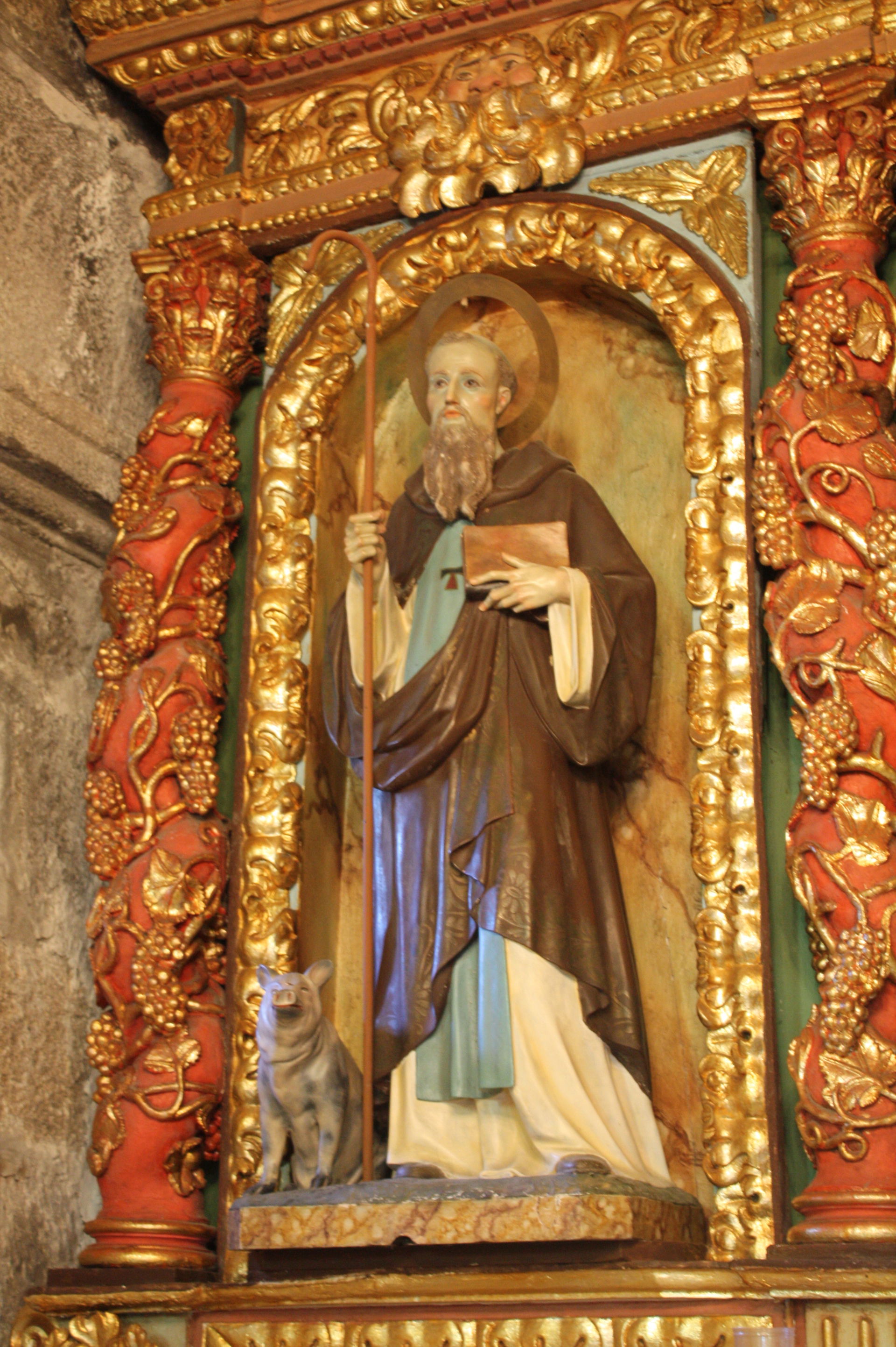 Figura de Santo Antón Abade, no interior da igrexa de San Vicen…