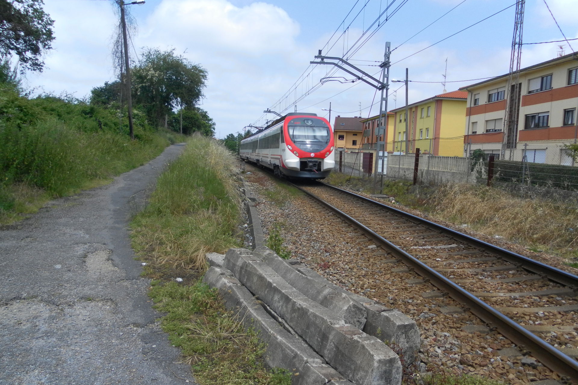 Tren de Cercanías circula por la zona de Llaranes, en Avilés.