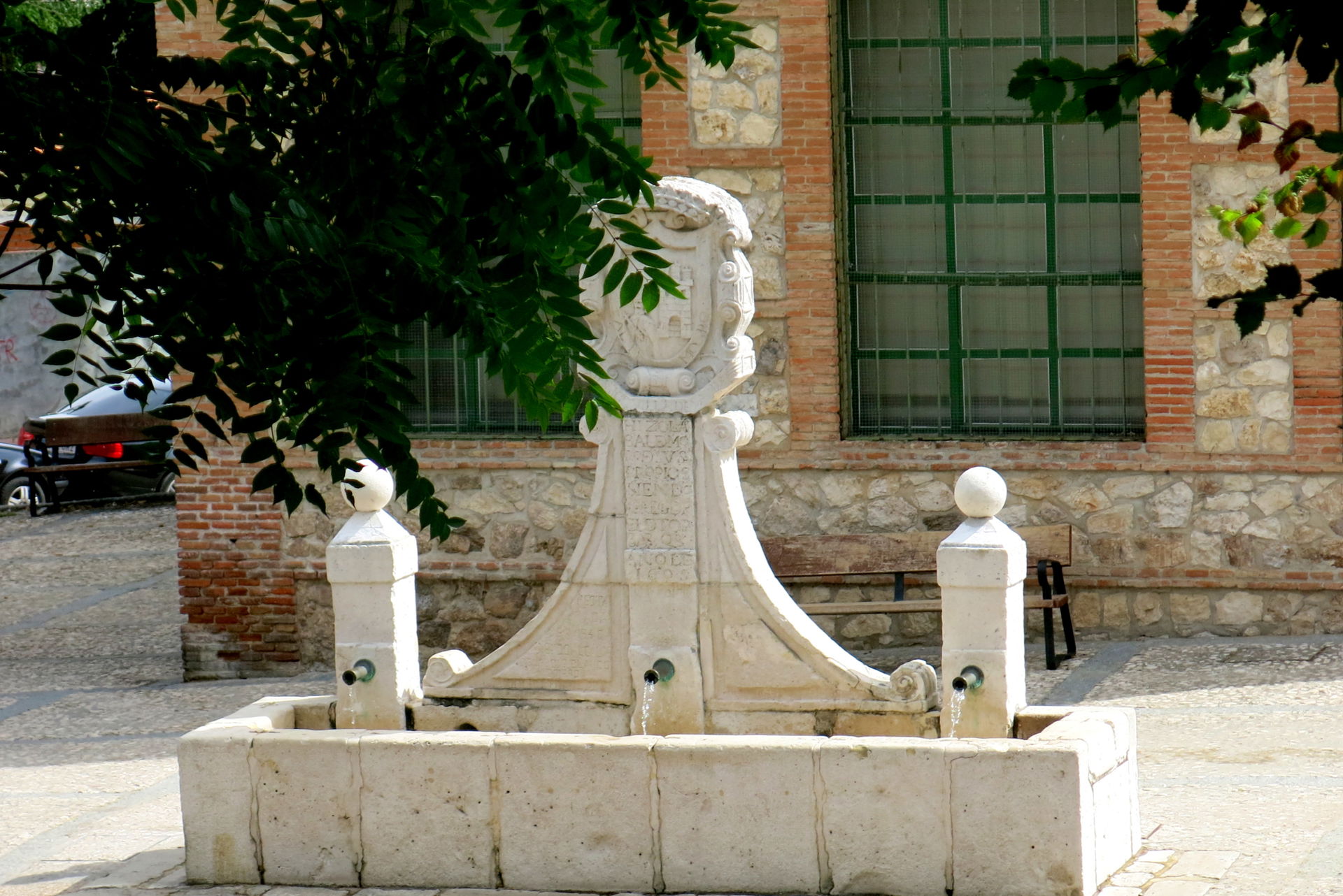 La Fuente de la Villa con agua