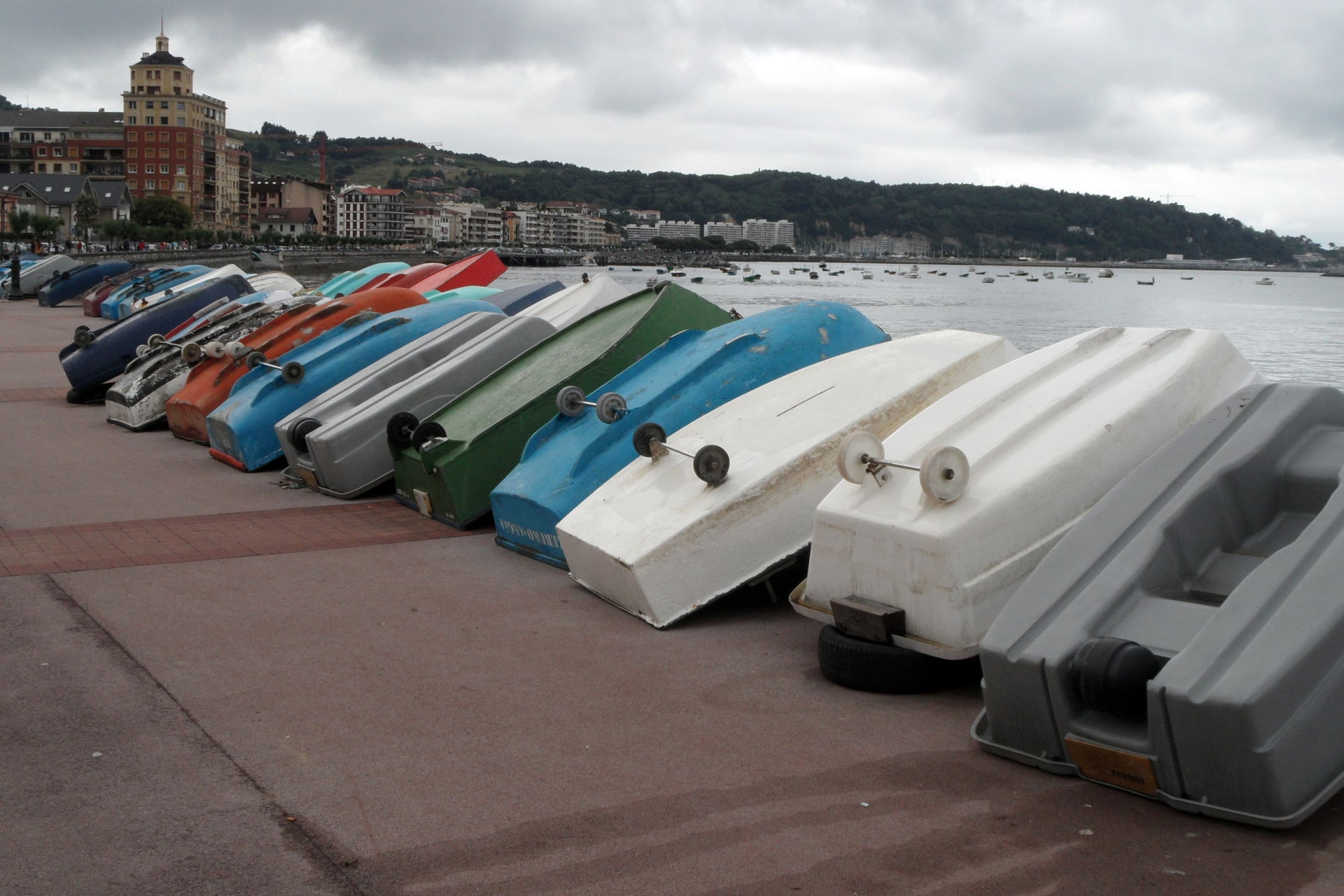 An der Uferstraße Bidasoa Ibilbidea Richtung Nordwest, die Boot…