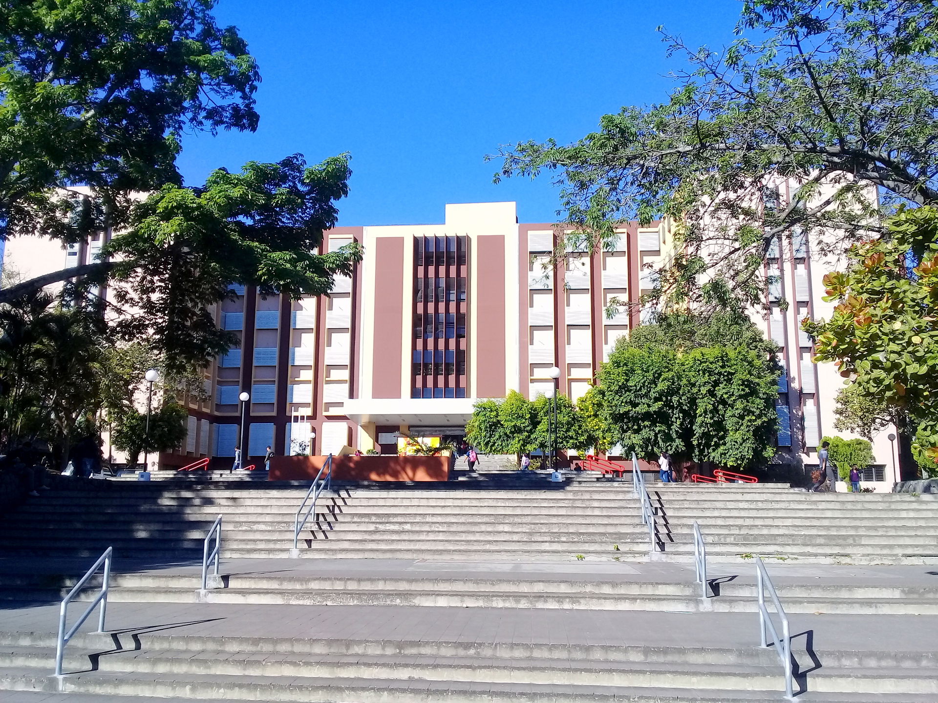 Plaza dedicada a Salvador Allende y edificio principal de la Fa…