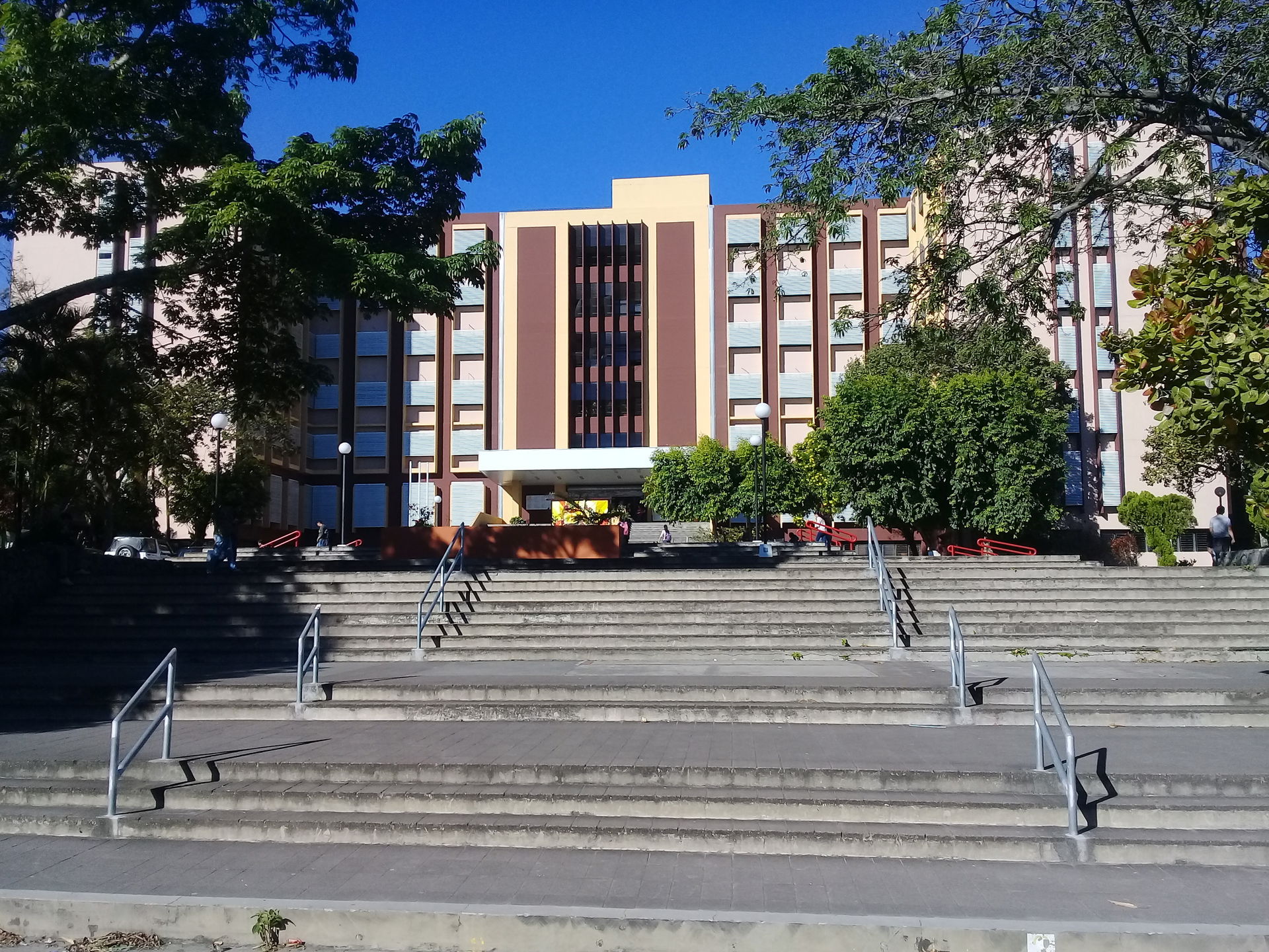 Plaza dedicada a Salvador Allende y edificio principal de la Fa…