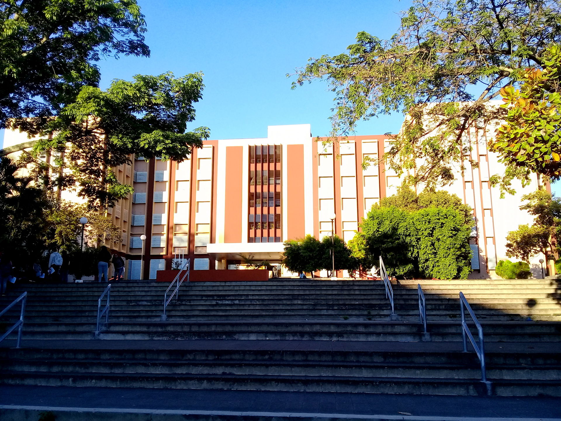 Plaza dedicada a Salvador Allende y edificio principal de la Fa…