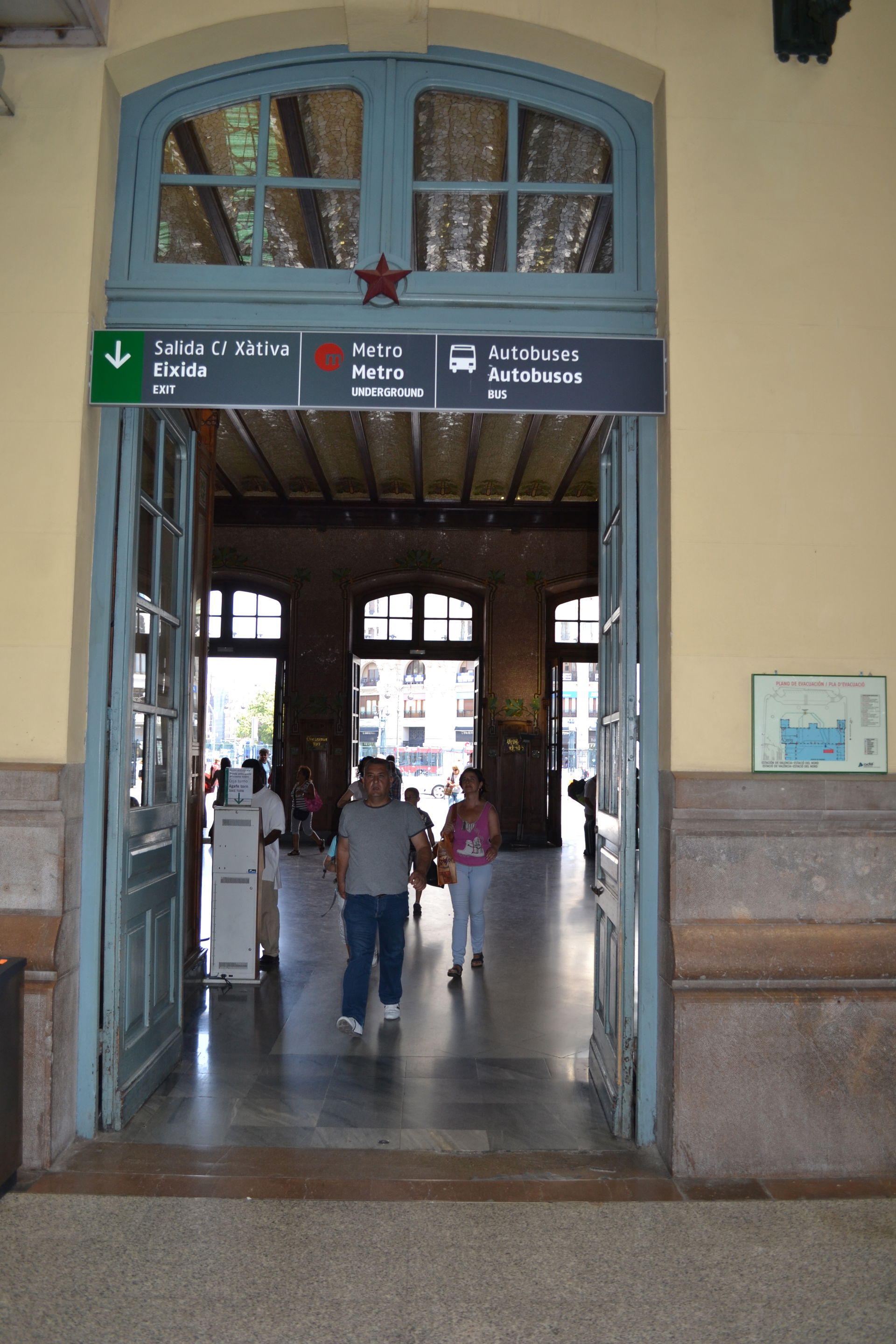 Puerta de salida de la Estación del Norte de Valencia. Letreros…