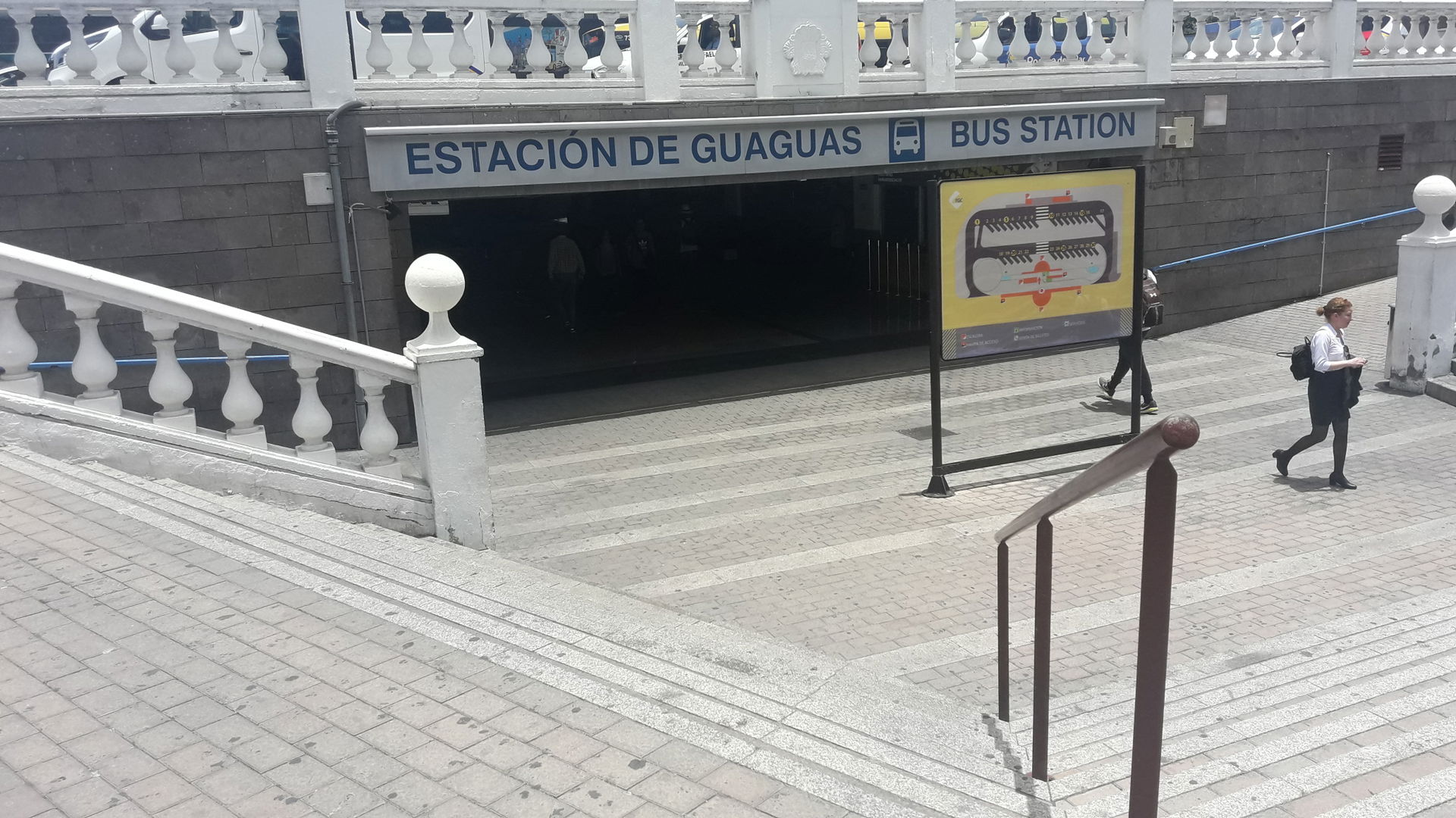 Acceso a la estación de guaguas  desde el Parque de San Telmo.
