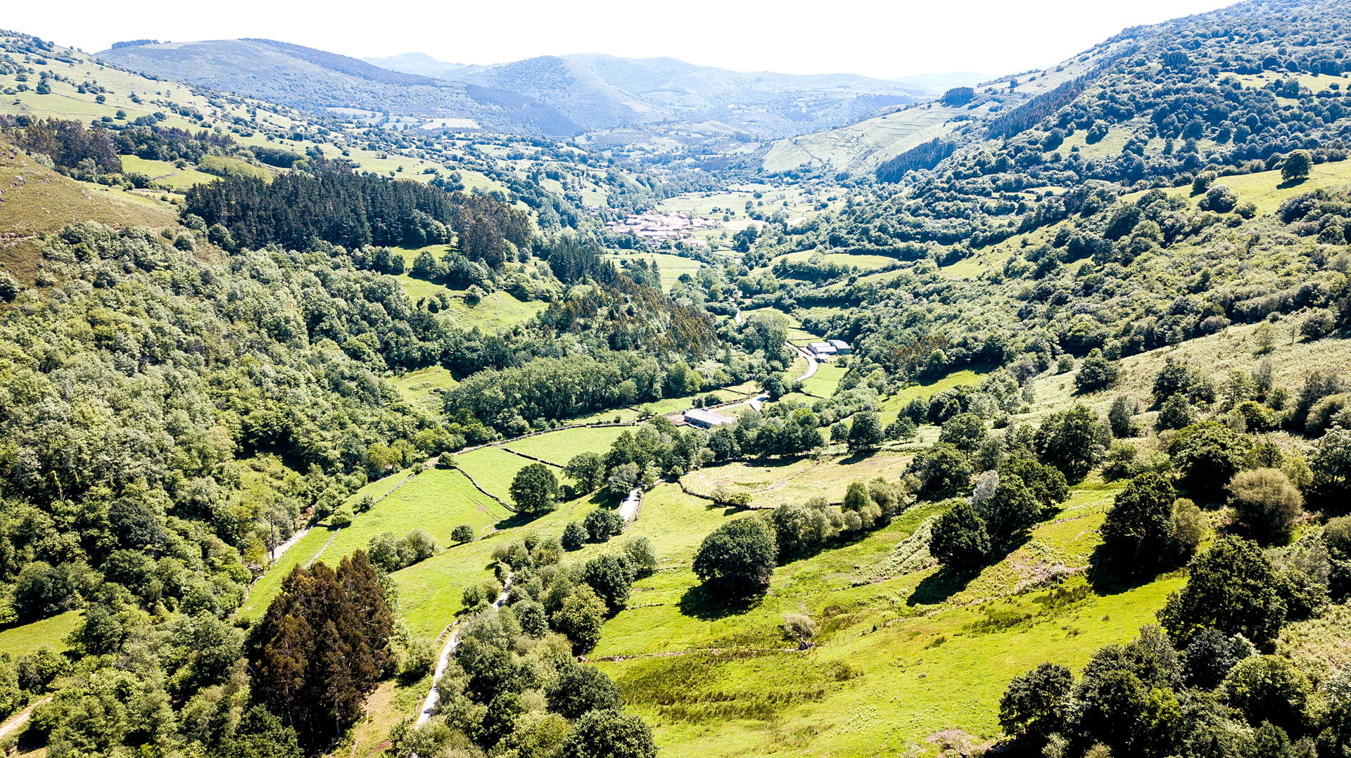Vista general del valle del río Cieza. Cantabria.