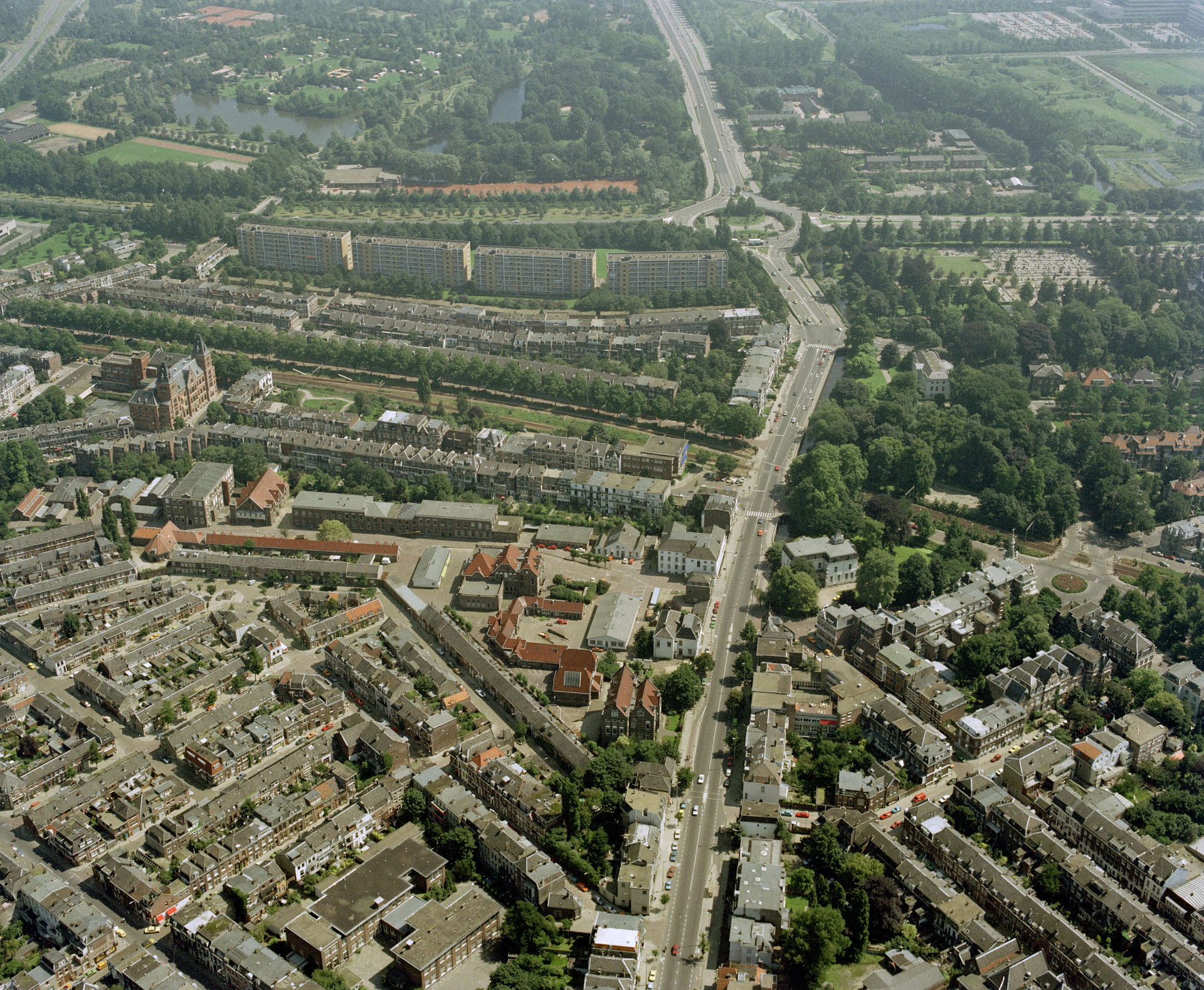 Luchtfoto van een gedeelte van de wijken Buiten Wittevrouwen (r…