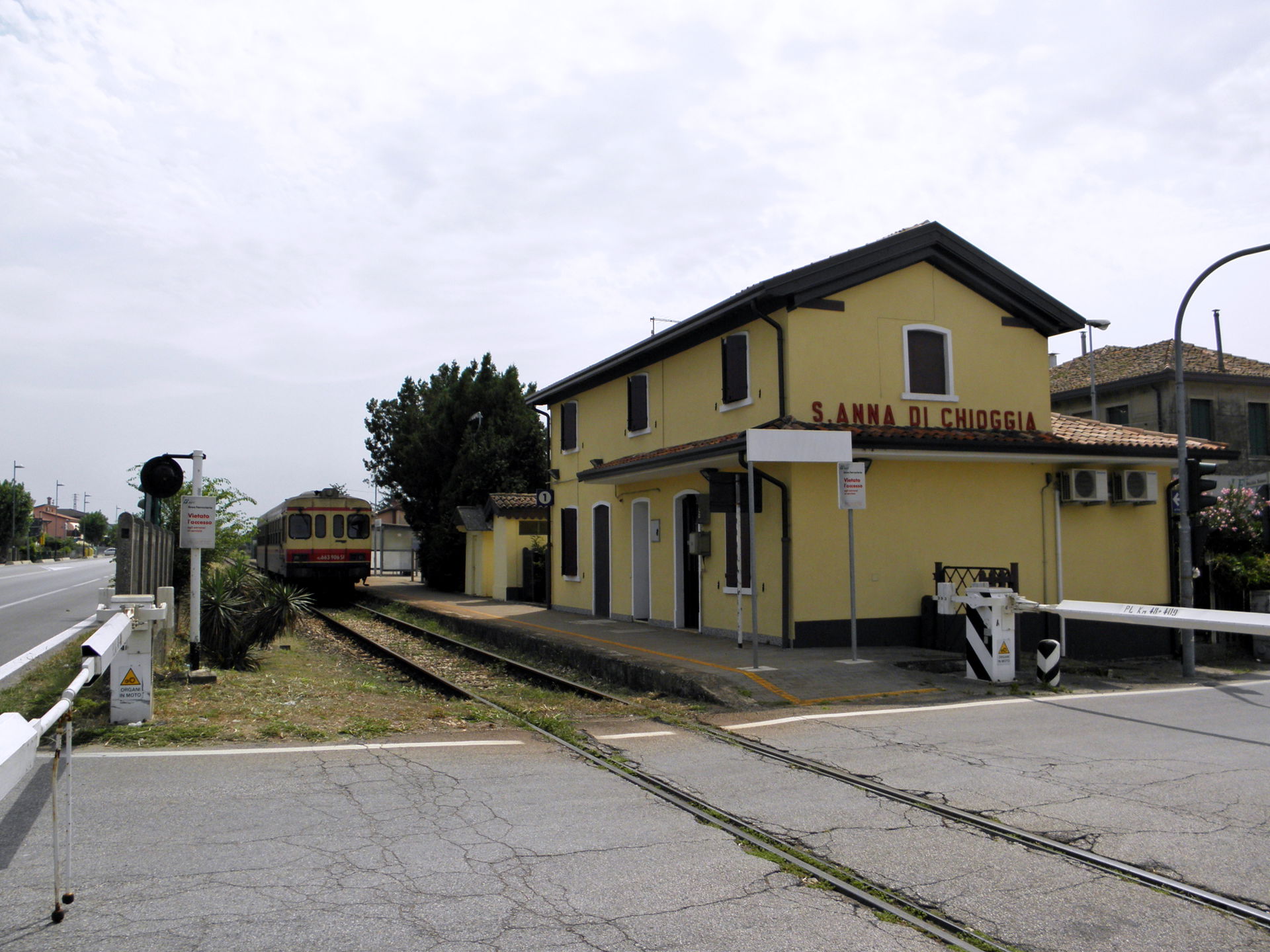 Sant'Anna, frazione di Chioggia: la stazione ferroviaria con la…