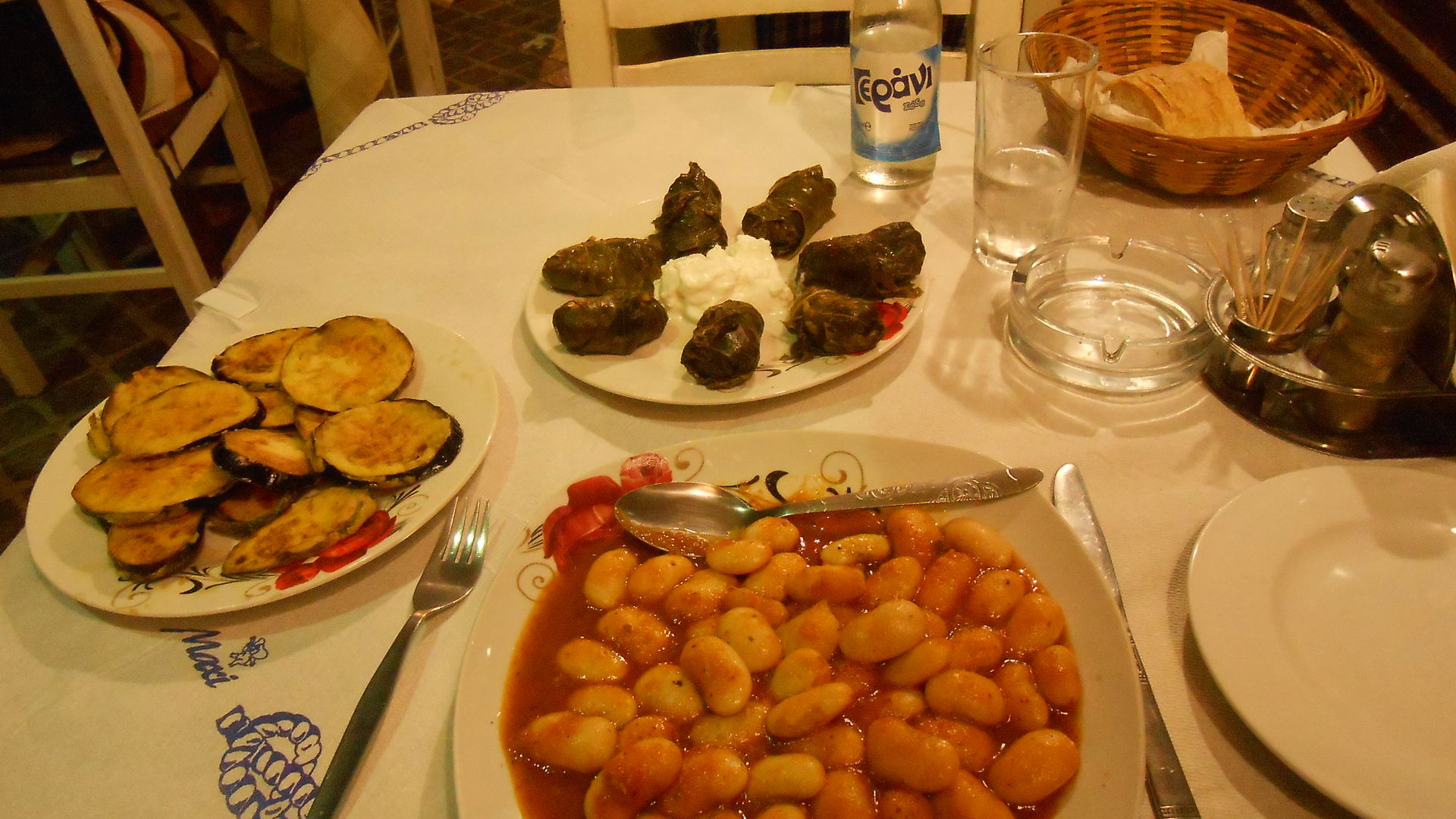 Vegetarisches Abendessen in Chania, in einem der Straßenlokale …