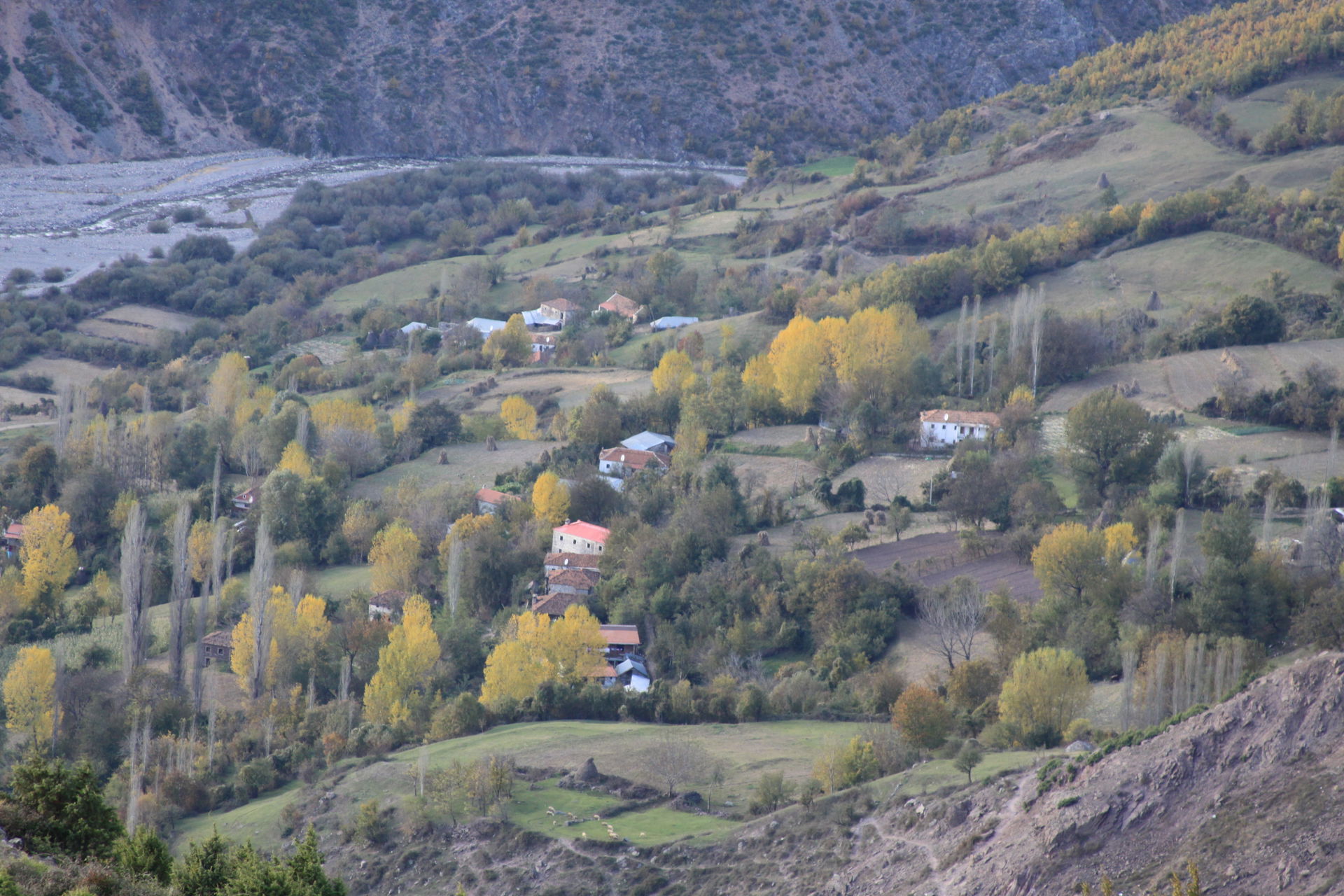 Fshati Ujmisht eshte nje nga fshatrat e rrethit Kukes