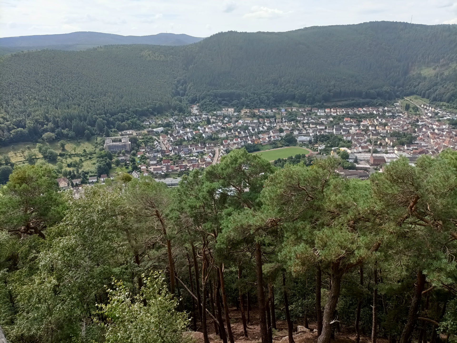 Ortsansicht von Lambrecht vom Aussichtspunkt Teufelsfelsen
