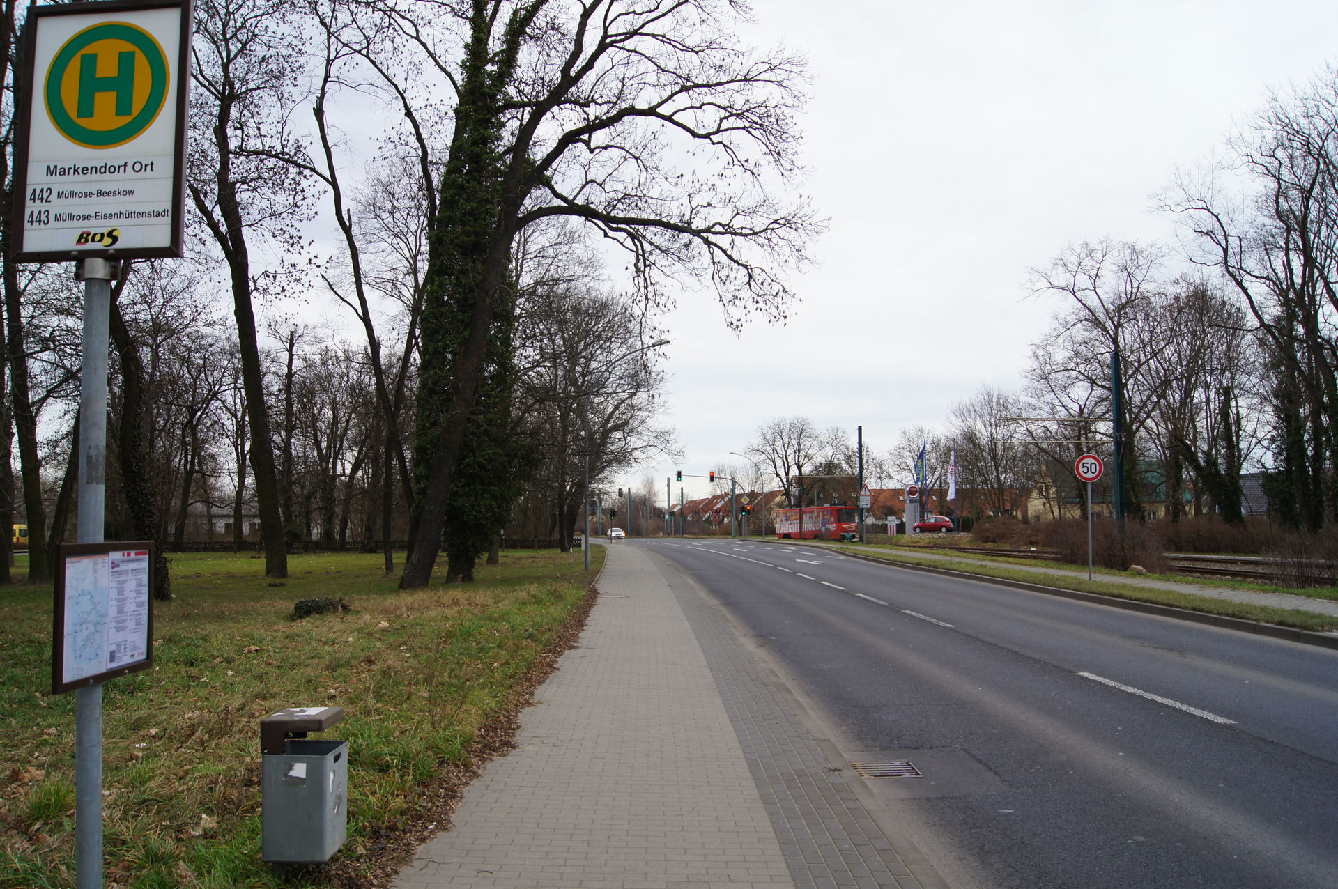 Left manor park, in the middle the Müllroser Chaussee (Bundesst…
