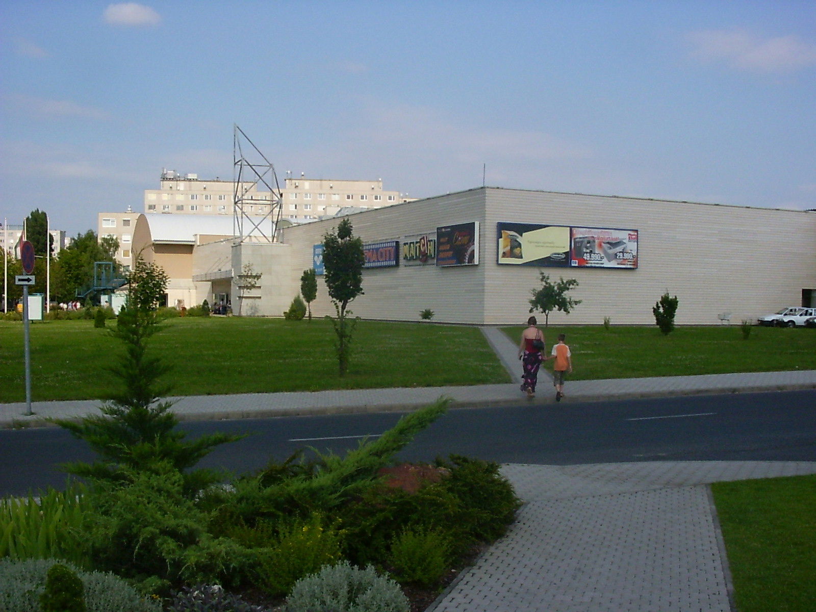 A győri pláza épülete. Cím: Győr, A., Vasvári Pál u. 1,