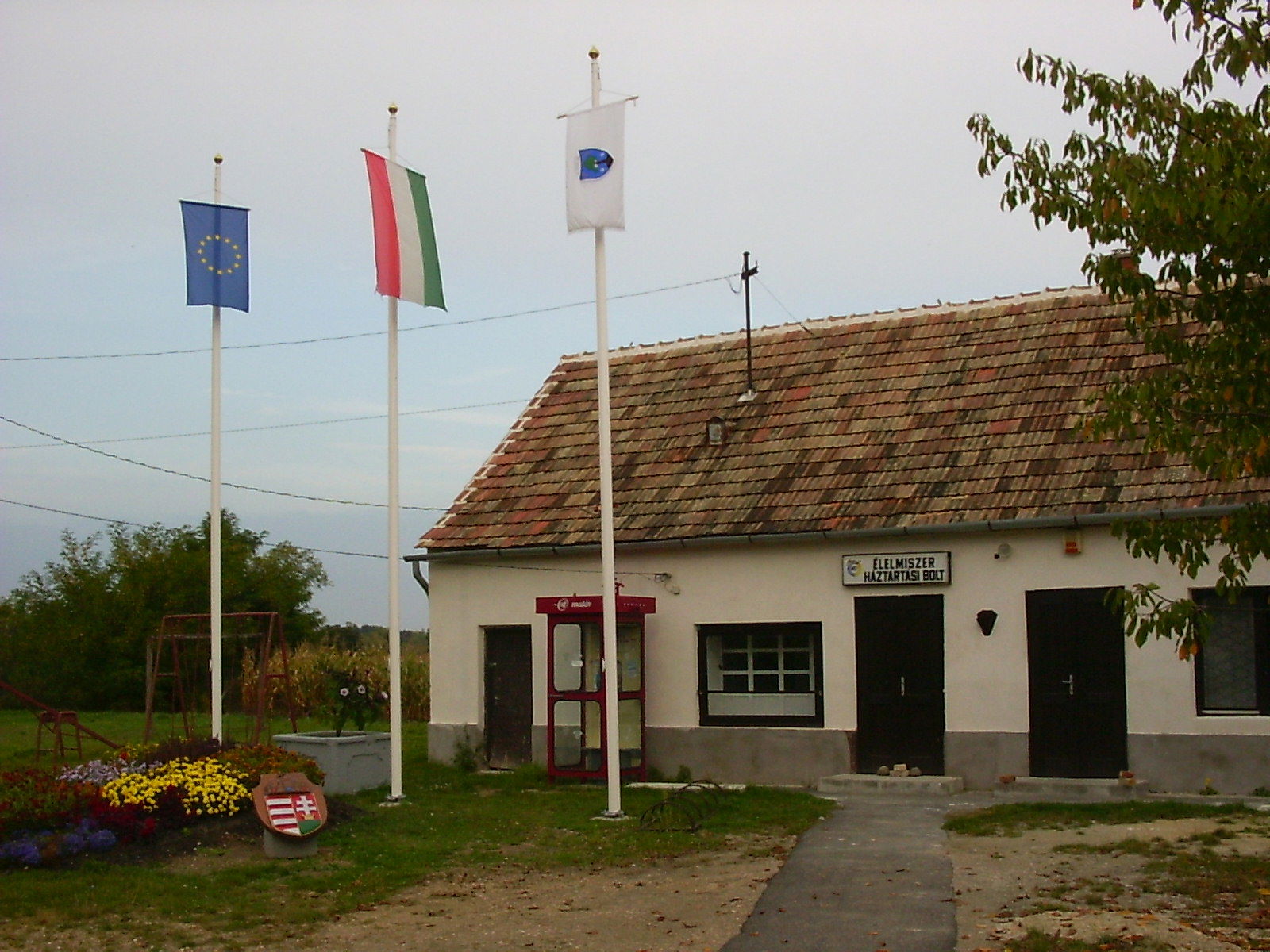 Csér, shop at the village center