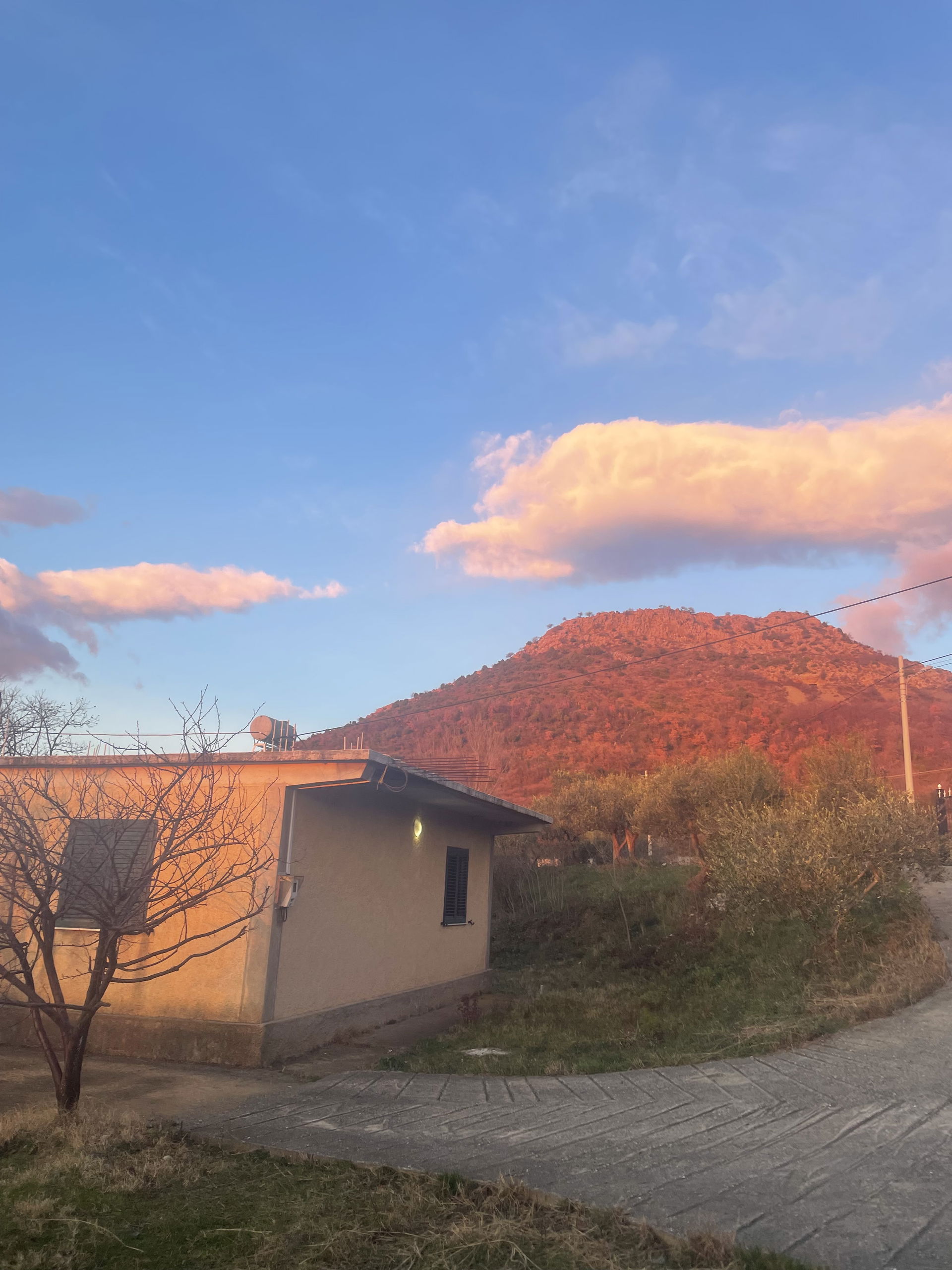 Guri i Zi view 1