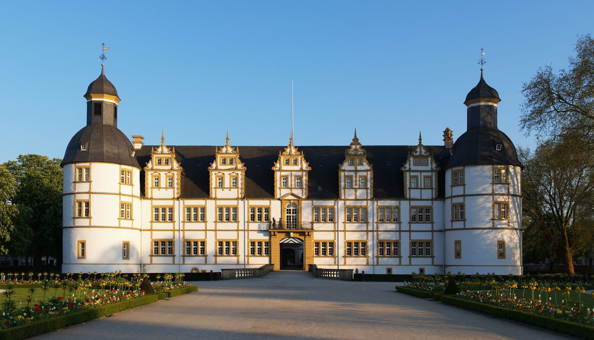Schloß Neuhaus view 1
