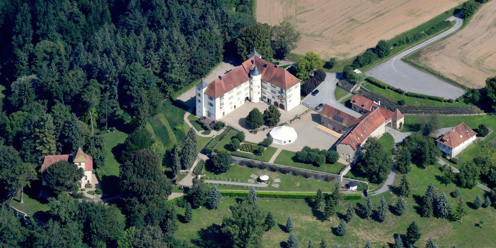 Schloß Neuhaus view 4