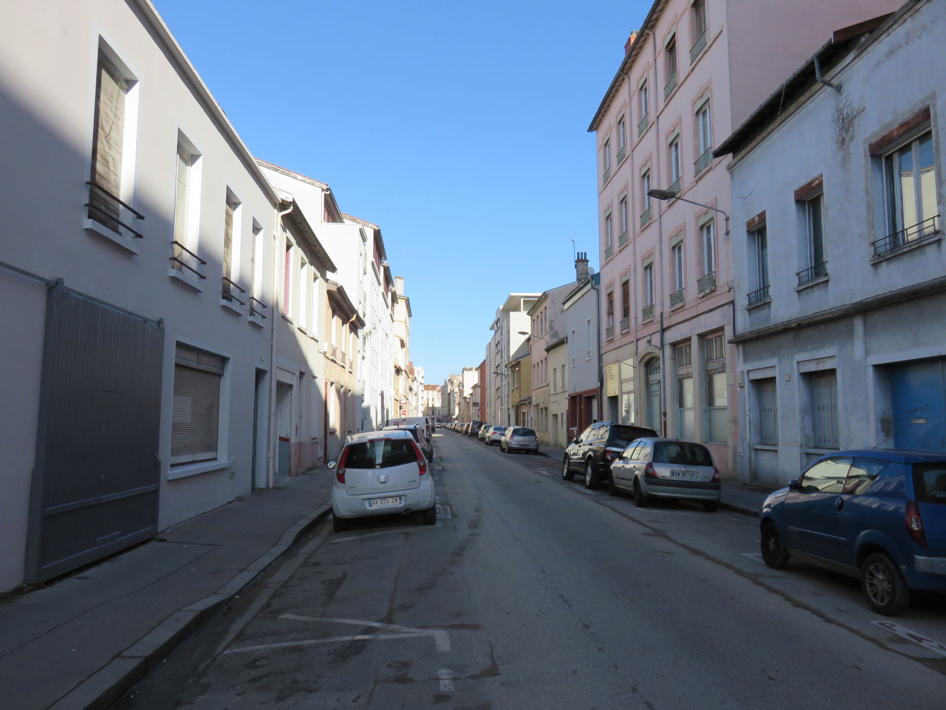 Vue de la rue des Charmettes, à Villeurbanne (Rhône, France).