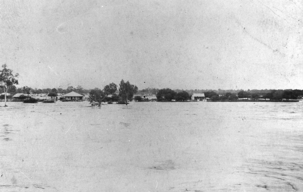 Waters of the Flinders River in full spate, Hughenden, Queensla…
